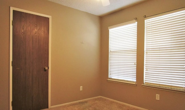 Building Photo - 325 Cantebury Dr