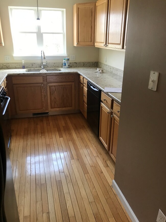 Building Photo - Beautiful State College townhouse available June!