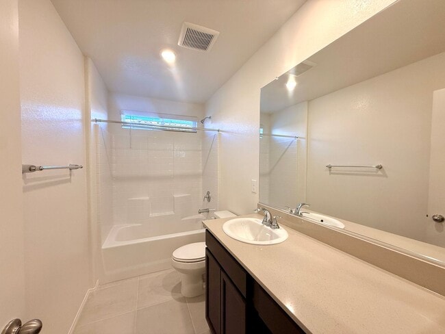 Building Photo - Modern 3BR Home - Prime Location