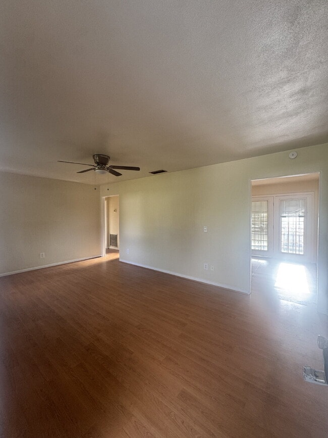 Building Photo - Cozy 3 Bedroom Home in Quiet Community | Hardwood Floors | Large Yard