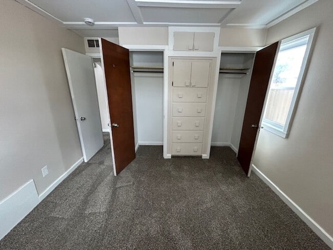 Building Photo - 5 Bed - 1.5 Bath Single Family Home in Lorain