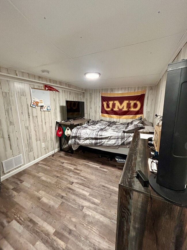 Building Photo - AVAILABLE JUNE - Updated 4 Bed 2 Bath