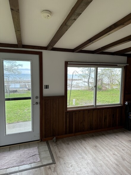 Building Photo - 7420 Lake Crest Dr