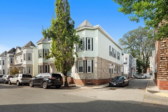 Building Photo - 640 E 8th St