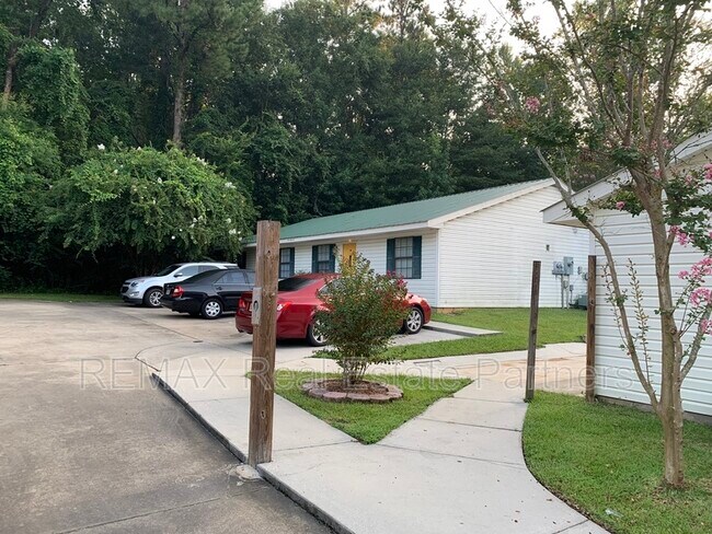 Building Photo - 121 Lexington Dr