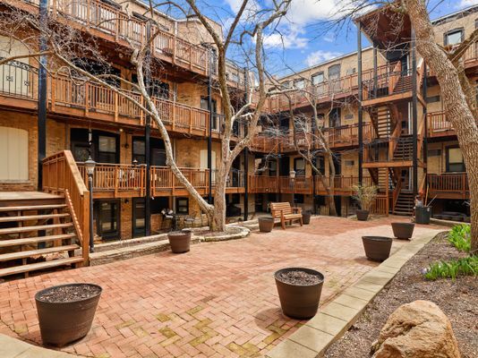 Building Photo - 806 W George St