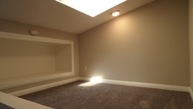 Building Photo - 10520 Lakeside Dr N