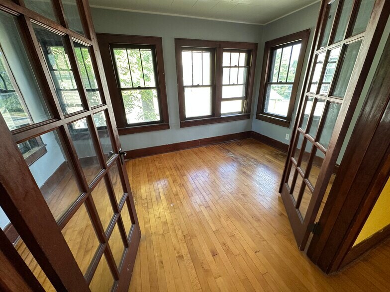 sunroom - 510 Mather St