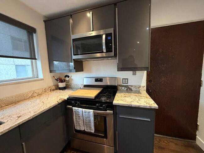 Building Photo - Turnkey Top-Floor Living in Gated Community Near City Park, Dining & Hospitals