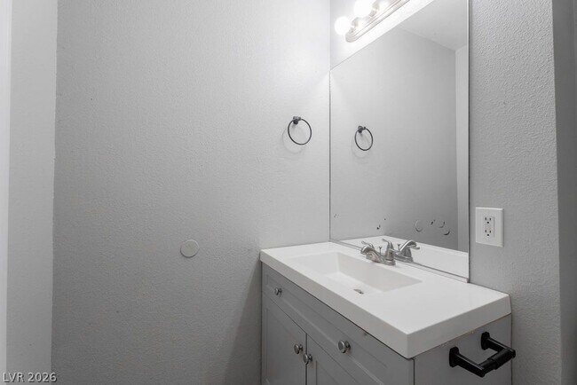 Building Photo - 1501 N Tonopah Dr