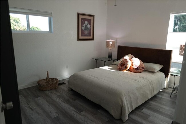 Building Photo - 1025 7th St S