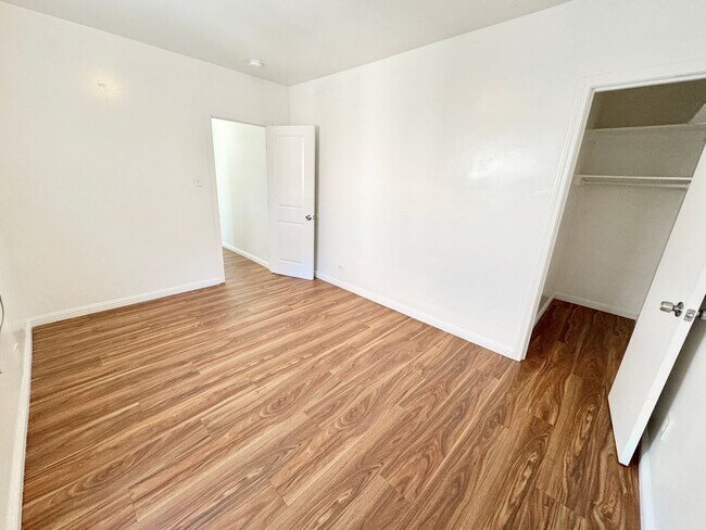 Building Photo - 5223 De Longpre Ave