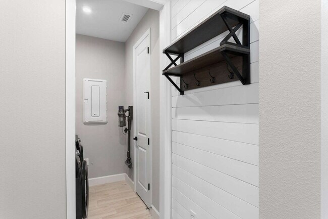 Building Photo - "Spacious 4-Bed, 4-Bath Retreat at 2612 Le...