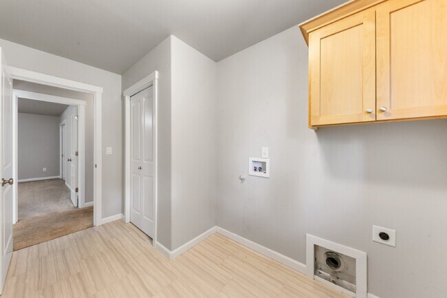 Building Photo - Spacious 4 bedroom home in Dayton