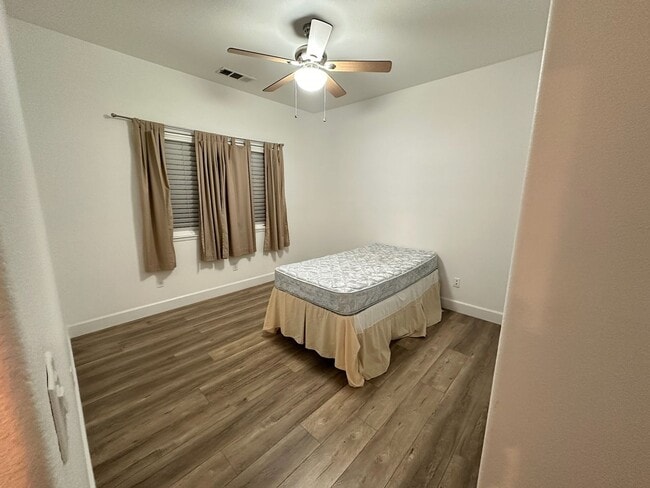 Building Photo - 5701 W Country Ave