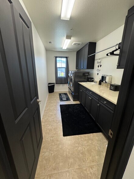 Laundry room - 2727 Goldenrain St
