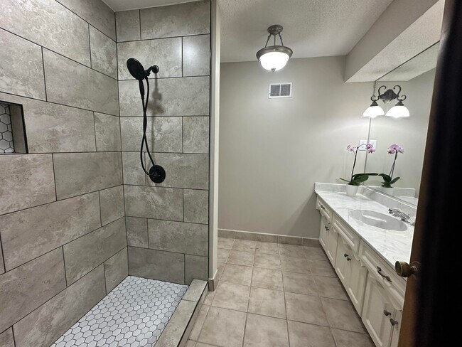 Building Photo - 2148 Riverdale Rd