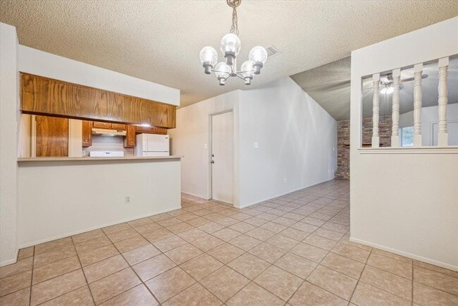 Building Photo - 702 Rollingway Dr