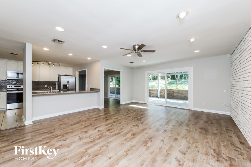 Building Photo - 640 Valley Brook Ln