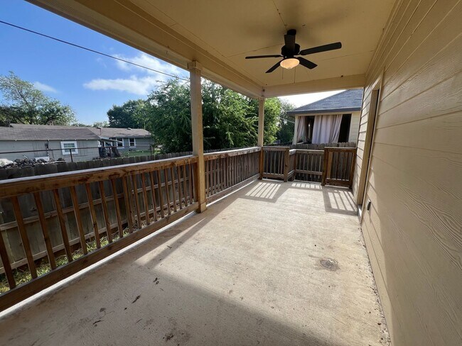 Building Photo - Luxury 3/2 Duplex in Seguin, Texas