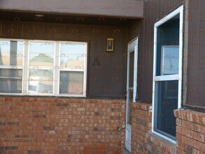 Building Photo - Spacious 2 bedroom 1 bath with a fireplace!