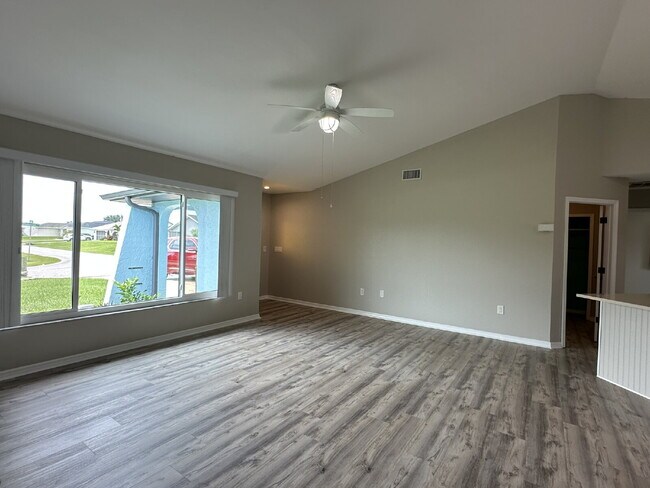 Building Photo - "Charming 3-Bedroom Home in Englewood!"