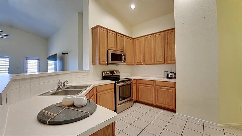 Building Photo - Room in House on Winterberry Ln