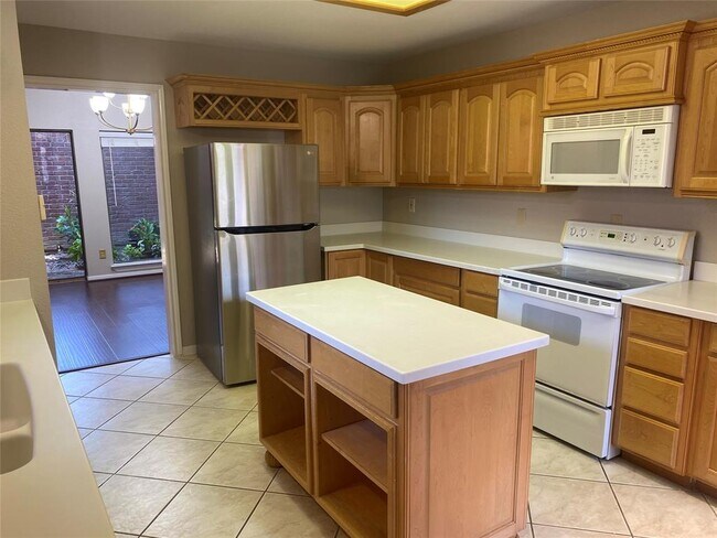 Building Photo - 7447 Cambridge St