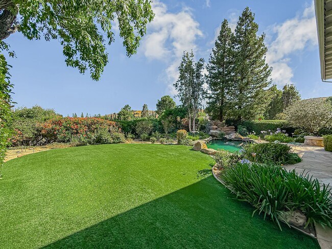 Building Photo - Calabasas 4BR w/pool + spa, views, solar panels + ALL appliances!