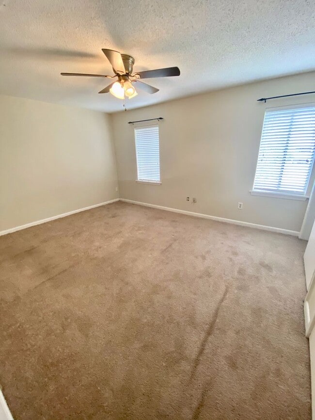 Building Photo - 2/1.5 NE Jackson Townhome