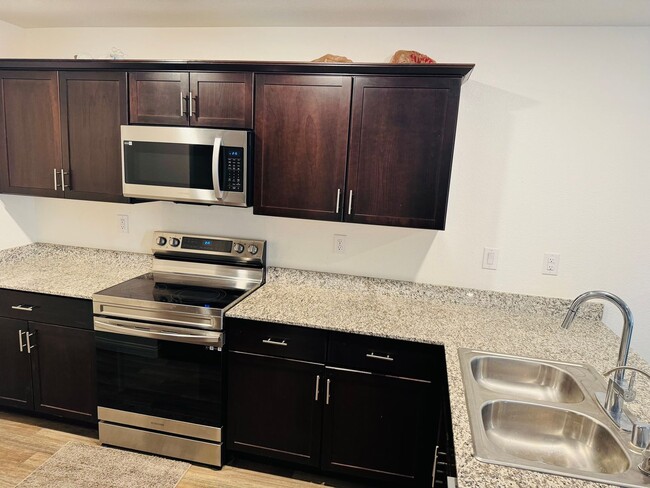 Building Photo - Semi-Furnished 3-bedroom, 2.5-bath townhou...