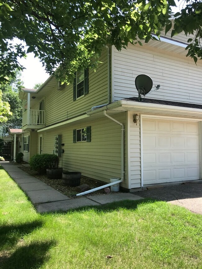 Primary Photo - 1001 Boxelder Ave