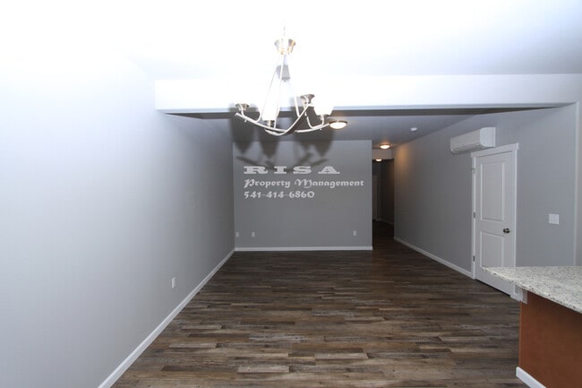 Building Photo - 4185 Lancaster Dr NE