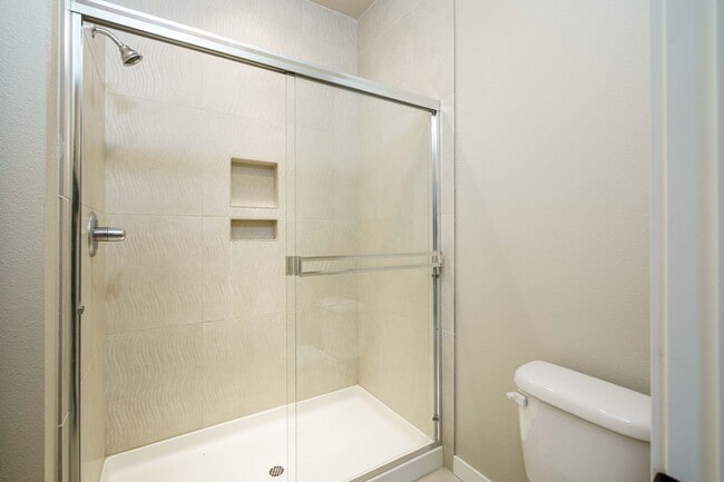 Building Photo - MASTER ON THE MAIN - 3 bedroom 2.5 bath - ...