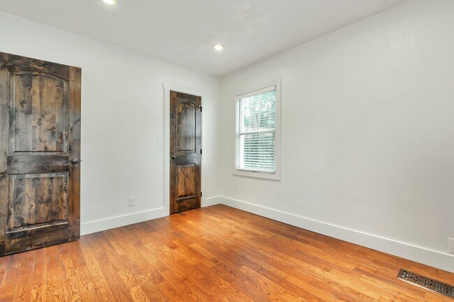 Building Photo - 4858 Viewmont St