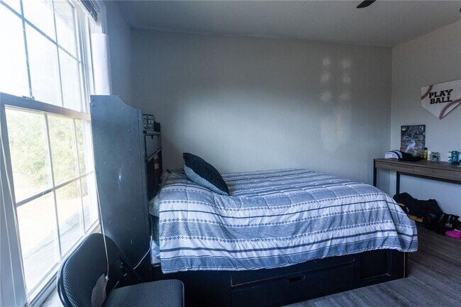 Building Photo - 1159 SW Valencia Heights Ave