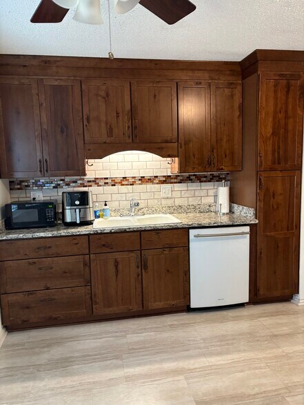 Granite tops with pantry, dischwasher - 10300 W 48th St