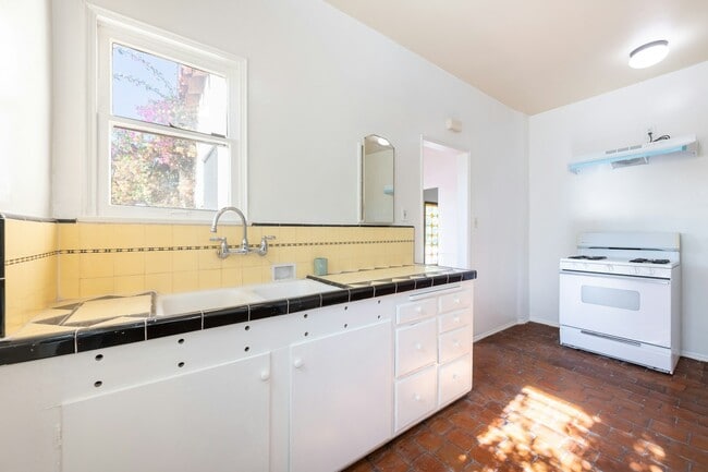 Building Photo - 1846 Holmby Ave