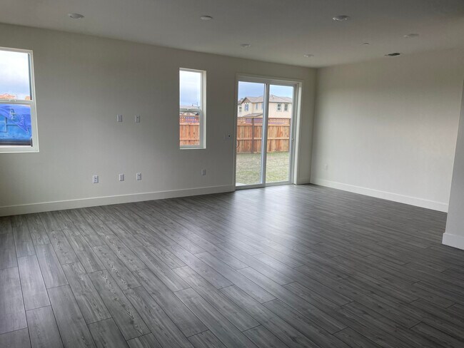 Building Photo - 2297 Daimler St