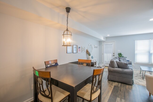 Building Photo - Charming 1 BR/1 BA Condo in Capitol Hill!