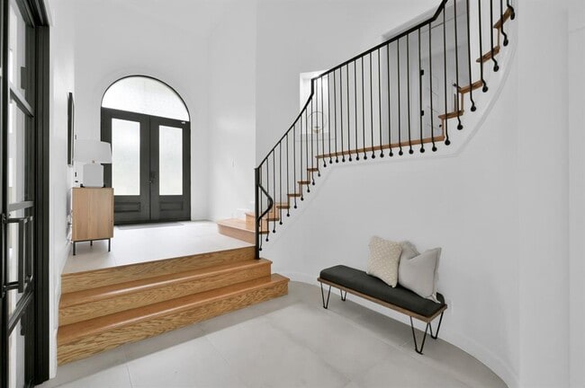 Building Photo - 35 Fernglen Dr