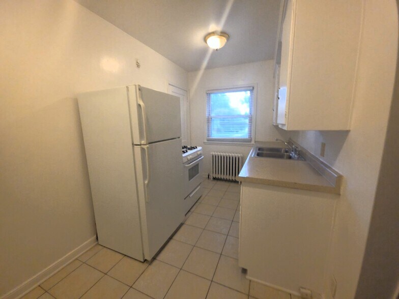 Building Photo - 656 Cleveland Ave S