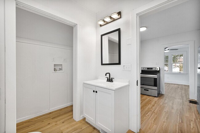 Building Photo - COMING SOON - 3 BEDROOM HOUSE ON SPRING ST