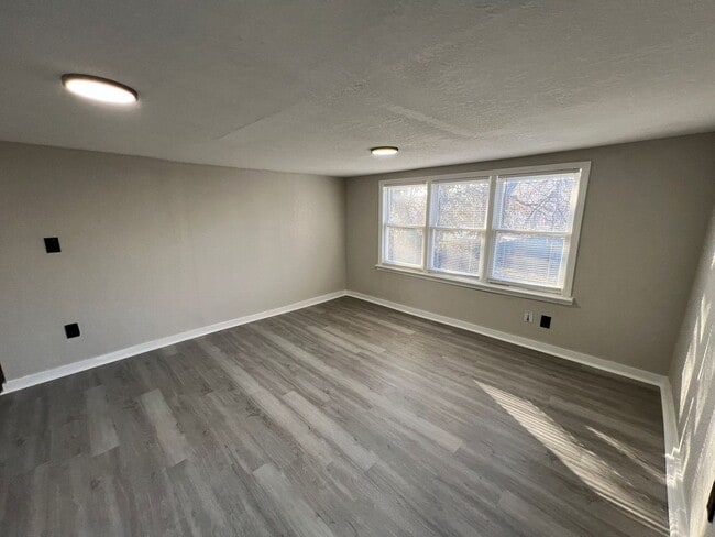 Building Photo - Lower-Level Duplex - 3 Bedrooms, 1 Bath