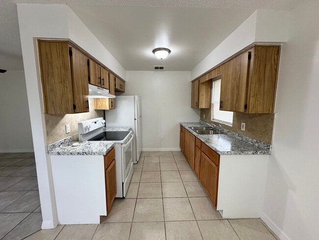 Building Photo - Charming 3 Bedroom Home in Apopka!