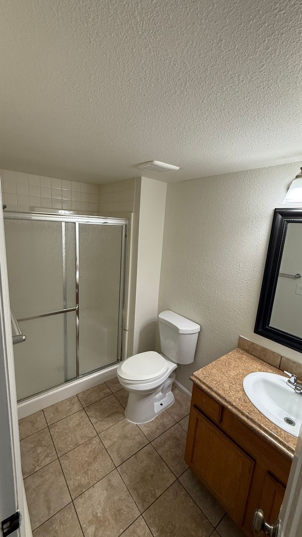 Building Photo - 2-Bedroom, 2-Bath Condo Near City Center i...