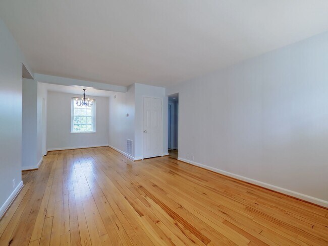 Building Photo - Sunny & Renovated 2BR 1BA in NW DC McLean Gardens Oasis!