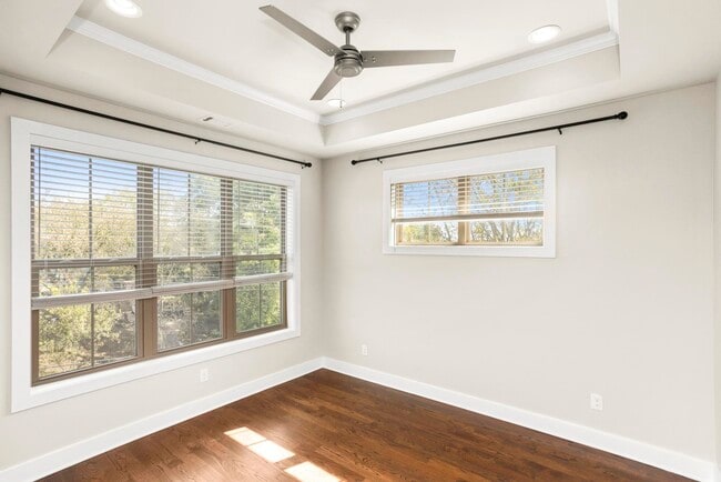 Building Photo - 942 Riverside Dr