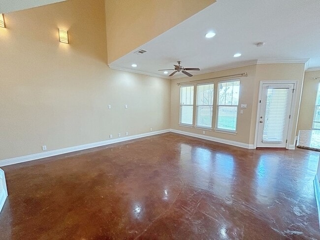 Building Photo - 3 Bedroom Townhouse in Gated Community off...