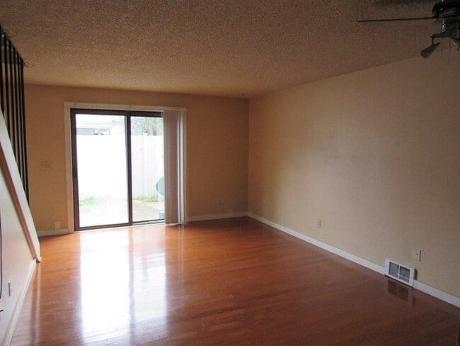 Building Photo - Beautiful 2 Bedrrom, 1.5 Bathroom Condo